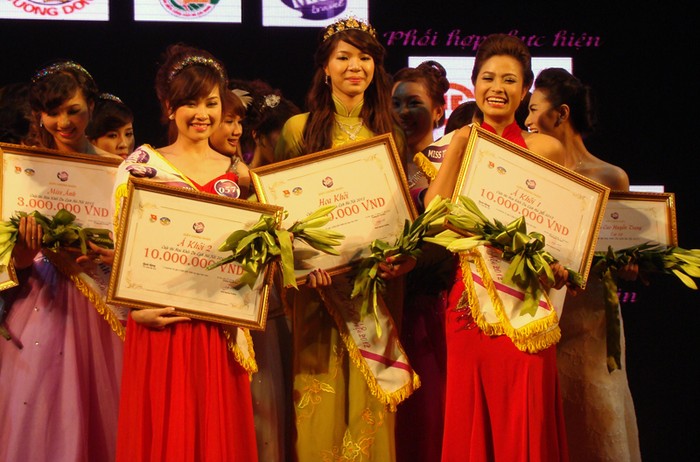 Cô gái cao nhất của cuộc thi đã giật luôn giải cao nhất Hoa khôi Du lịch Hà Nội 2012
